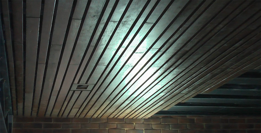 потолок из деревянных панелей